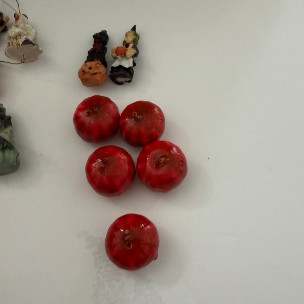 Vintage Halloween Miniature Ornament Lot Resin Witches Ghosts Pumpkins Apples - Picture 4 of 4
